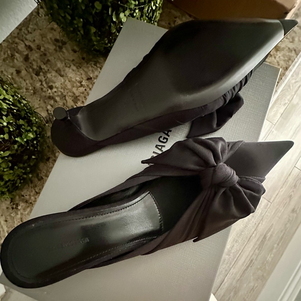 Balenciaga Jet Black Knotted Pointed-Toe Kitten Heel size 5.5 but will fit a 6. - Picture 2 of 13